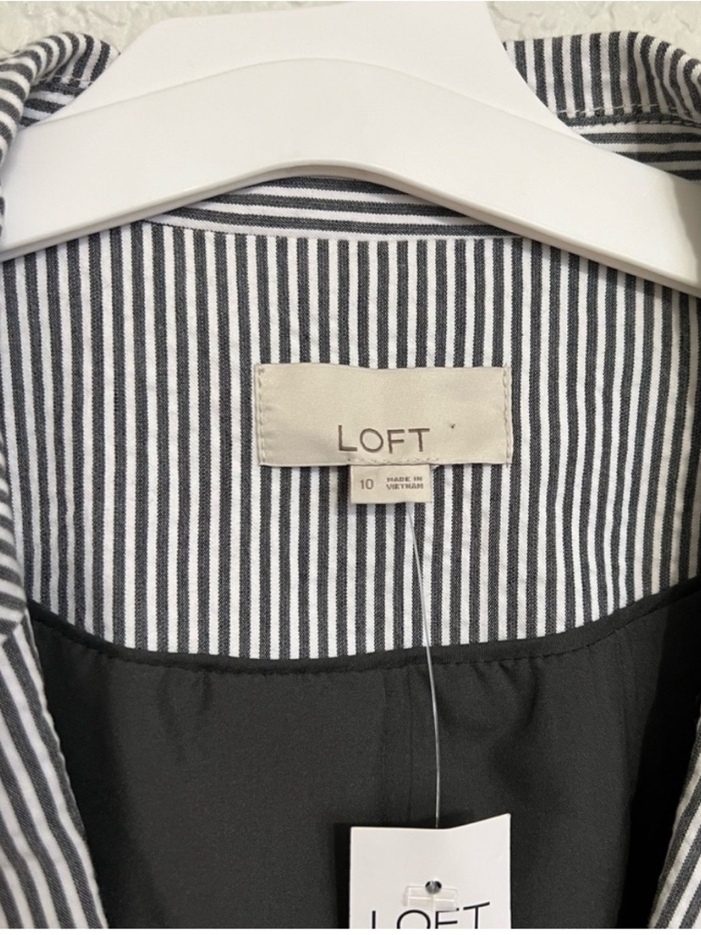 LOFT Grey & White Seersucker Striped Blazer One-Button Jacket Size 10 NWT - Picture 4 of 9